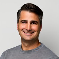 Travis Skelly headshot